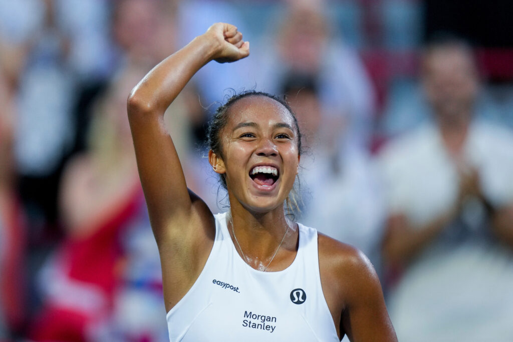 Leylah Fernandez waves to the crowd.