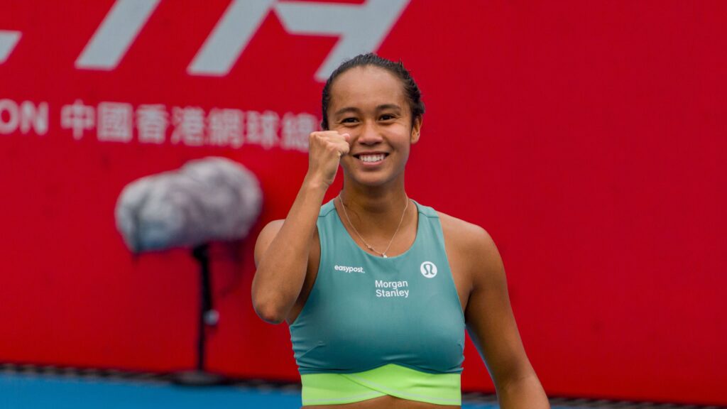 Leylah Fernandez pumps her fist and smiles.