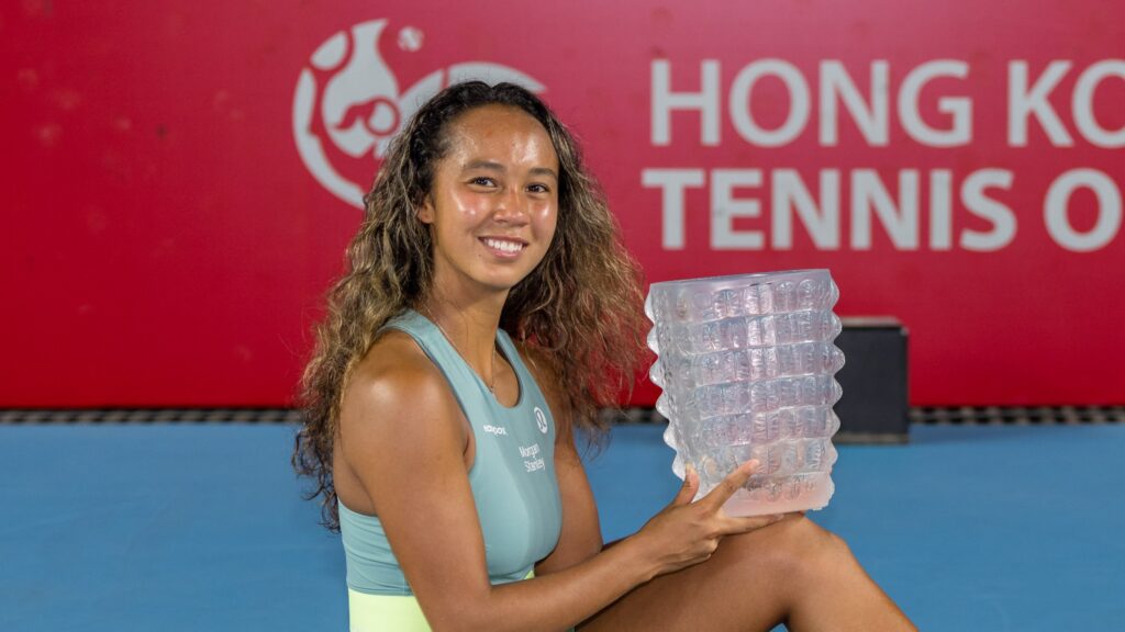 Leylah Fernandez holds up the Hong Kong trophy.
