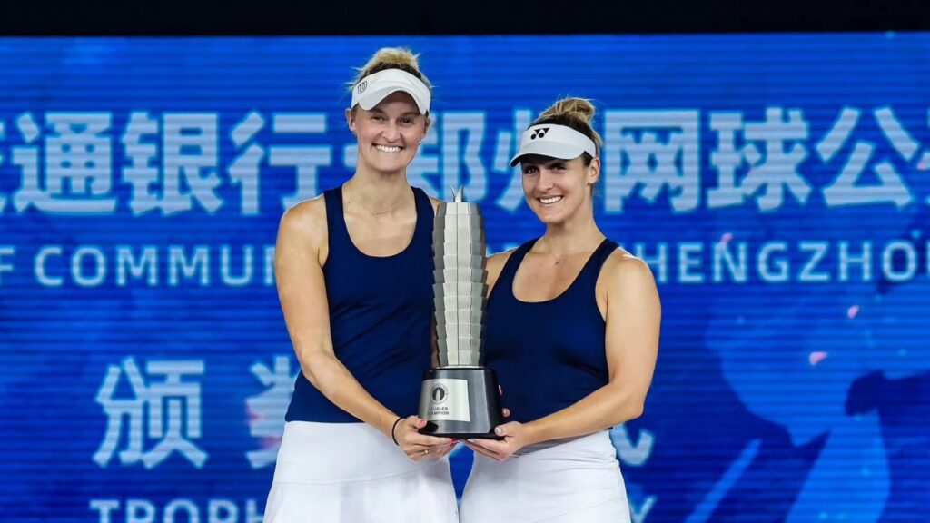 Gabriella Dabrowski (right) and Erin Routliffe hold the Zhengzhou trophy.