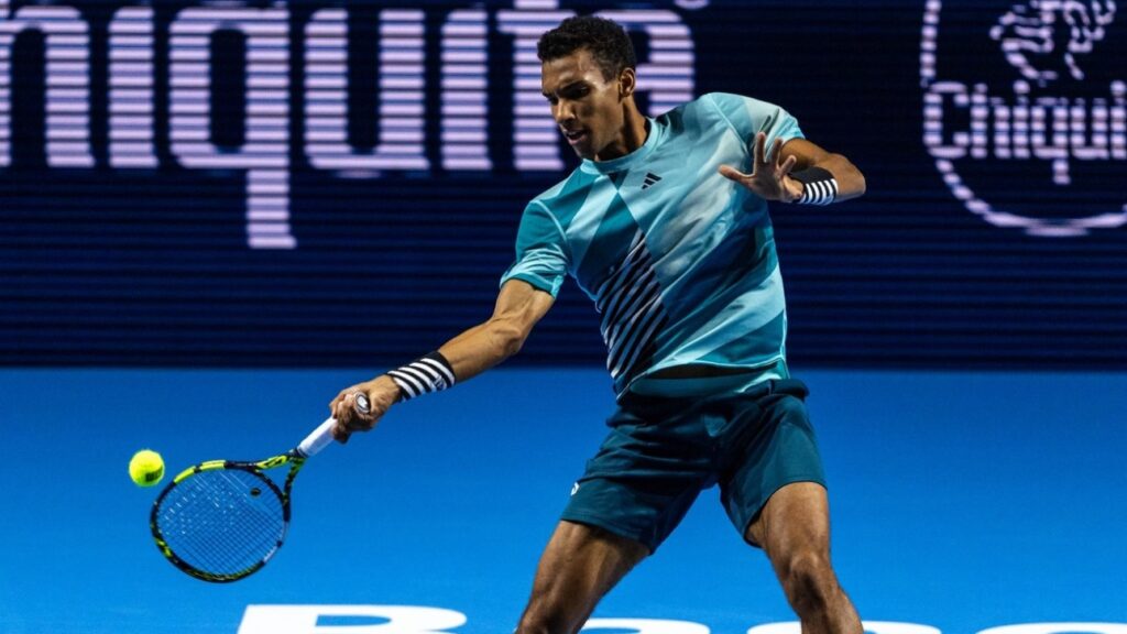 Felix Auger-Aliassime swinging rackeyt
