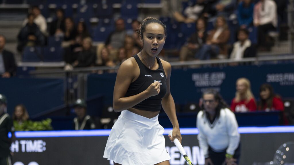 Leylah Fernandez pumps her fist.