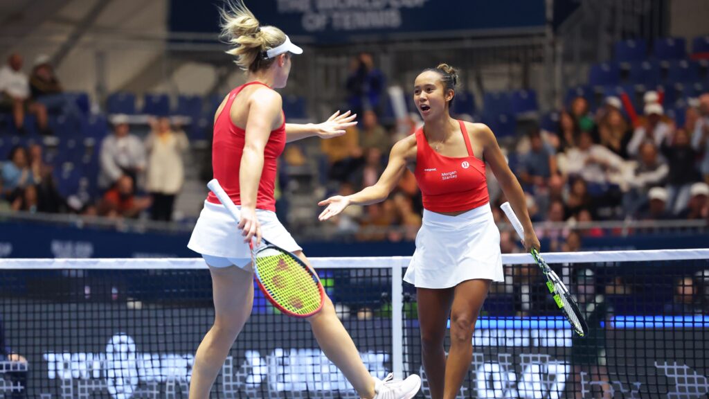 Dabrowski and Fernandez celebrate their win in the BJKC semifinals