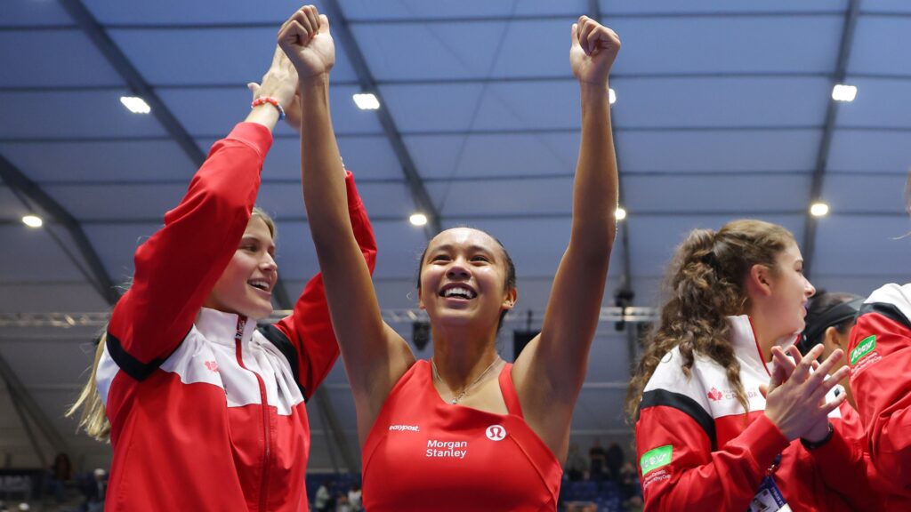 Leylah Fernandez raises her arms over her head in celebration.