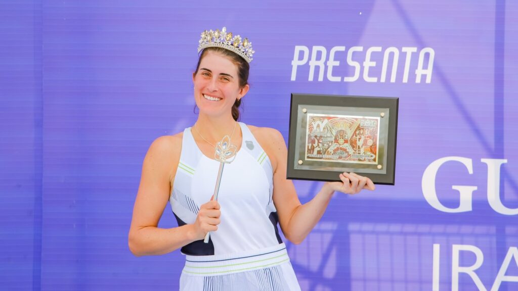 Rebecca Marino holds the trophies at the Guanajuato Open.