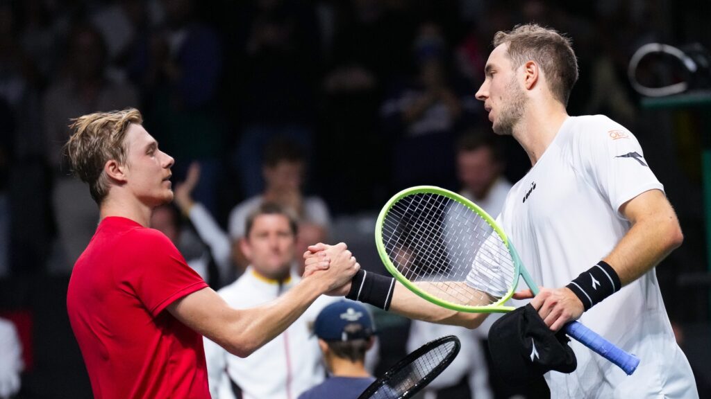 Denis Shapovalov of Canada (left) and Jan-Lennard Struff of Germany (right)