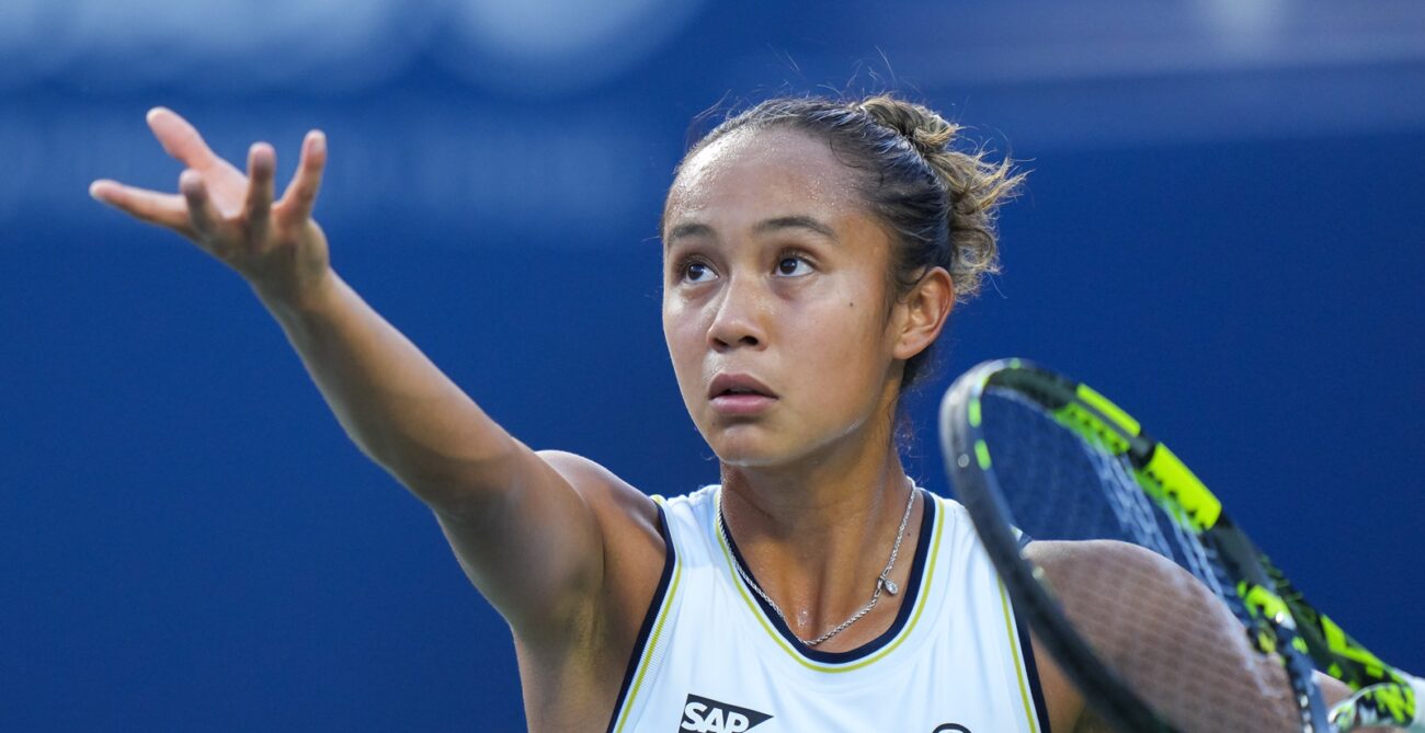 Leylah Fernandez tosses a ball up to serve. Canadian Tennis year in review